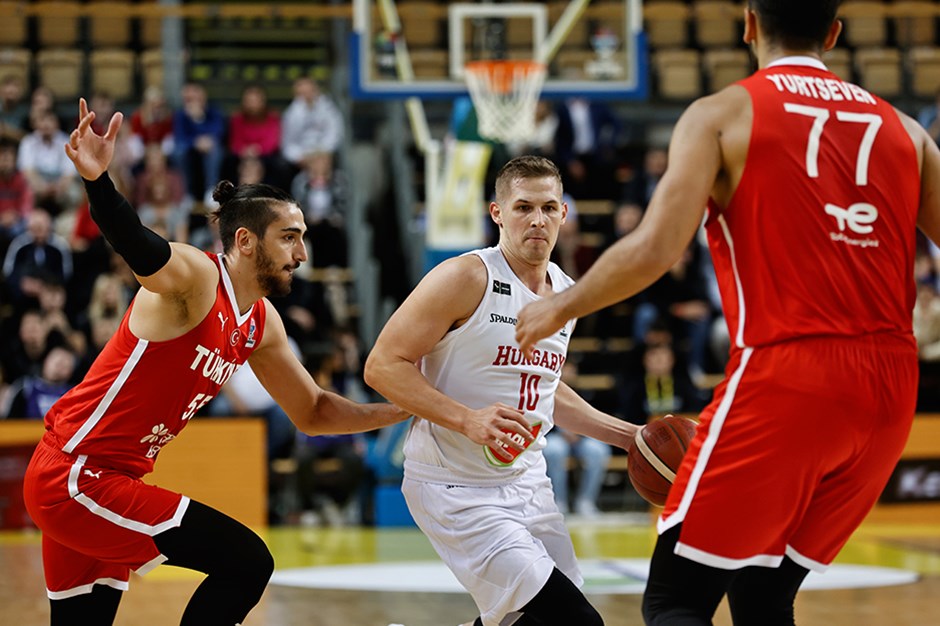 12 Dev Adam deplasmanda kazanıp EuroBasket 2025'e katılmayı garantiledi