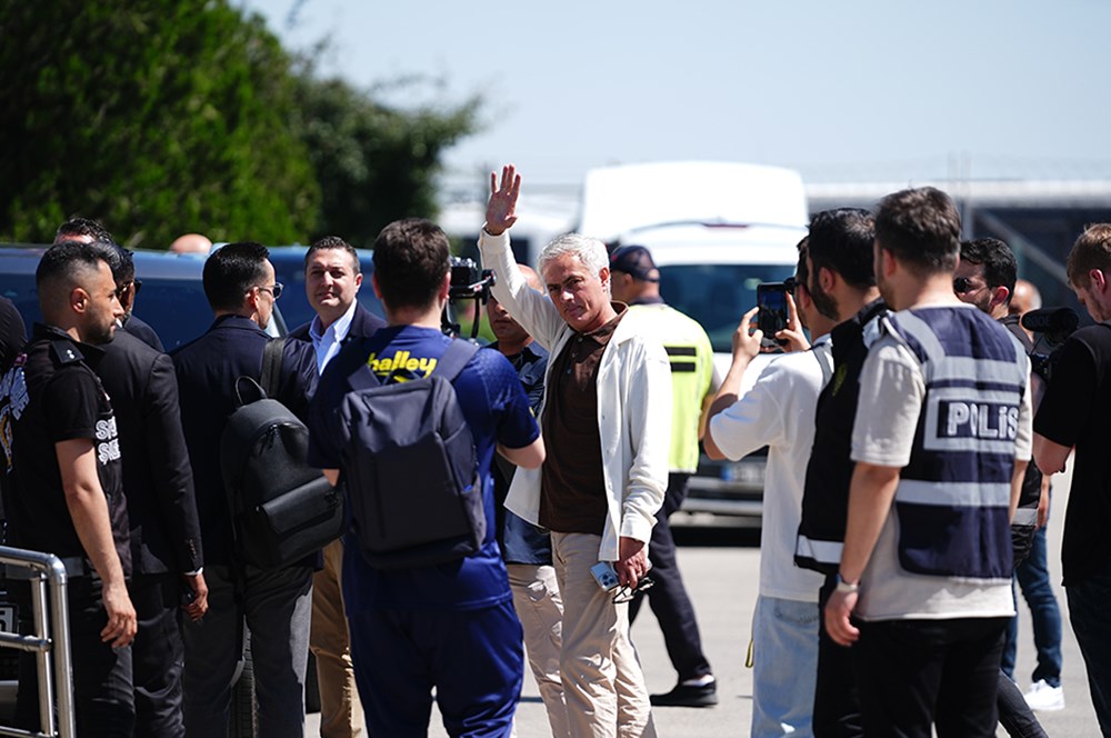 Mourinho'dan taraftarla ilk buluşma: Apron dışına çıktı, taraftarı selamladı  - 13. Foto