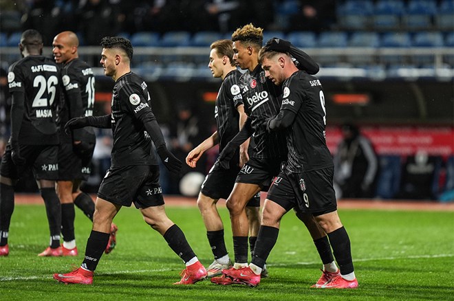 "Solskjaer'in yaptığı üç önemli dokunuş" | Spor yazarları Beşiktaş için ne dedi? - 4. Foto