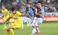 Trabzonspor, AEK'e mağlup oldu: Yeni transfer sakatlık sonrası hastaneye kaldırıldı