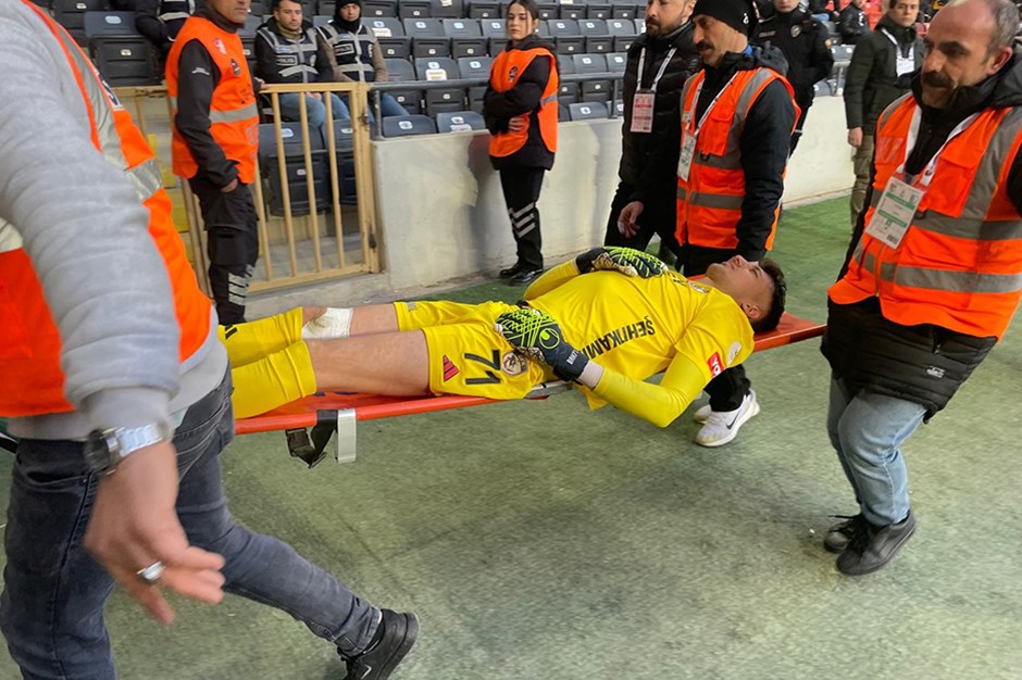 Süper Lig maçında kaleci maça devam edemedi: Hemen hastaneye kaldırıldı