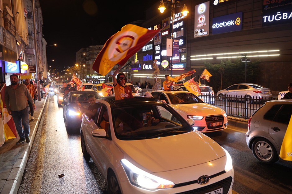 Galatasaraylı taraftarlardan unutulmaz şampiyonluk fotoğrafları!