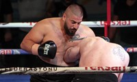 Türk boksör Umut Camkıran, Alen Lauirolle'i teknik nakavtla yendi 
