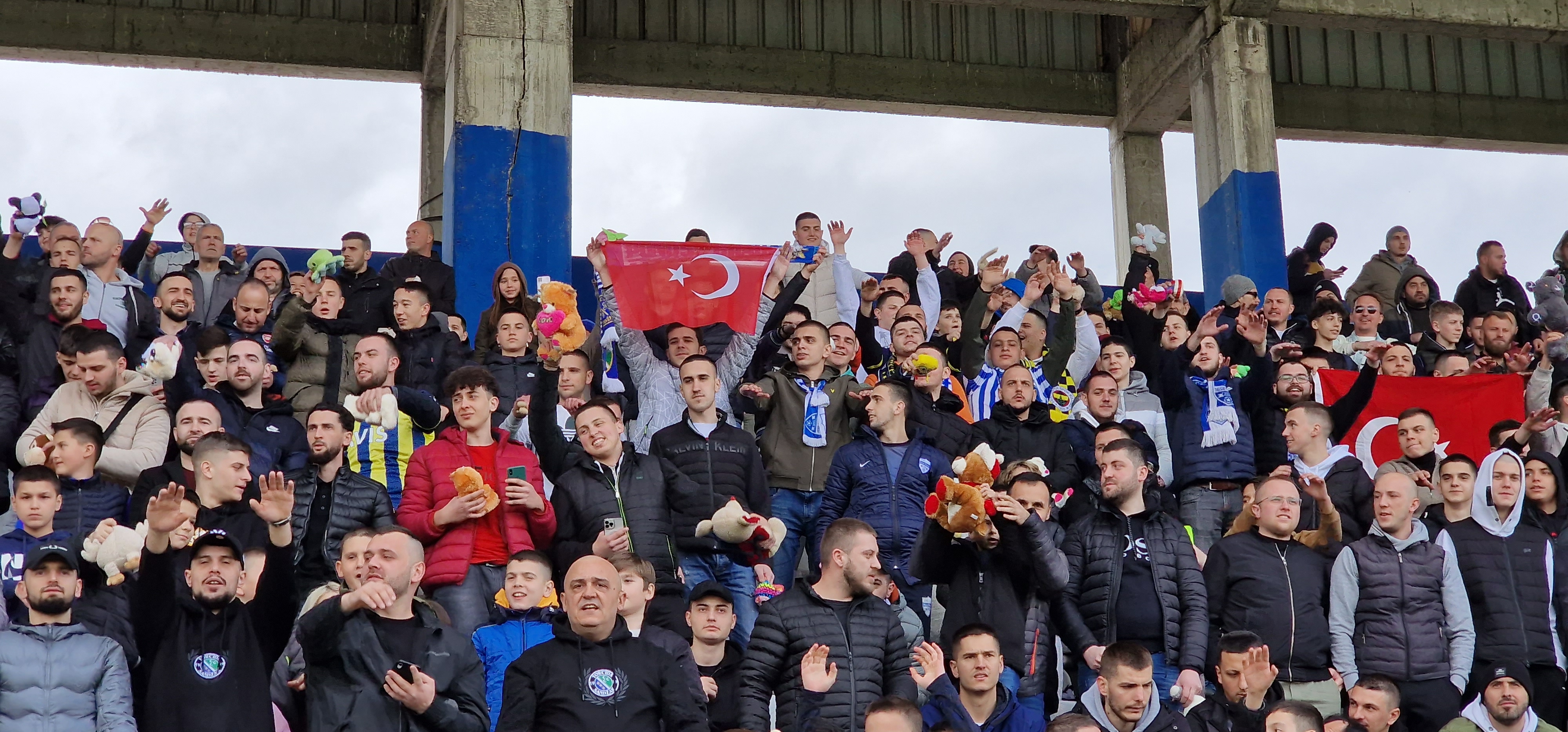 Sırbistan Ligi'nde depremzede çocuklar için oyuncak toplandı  - 8. Foto