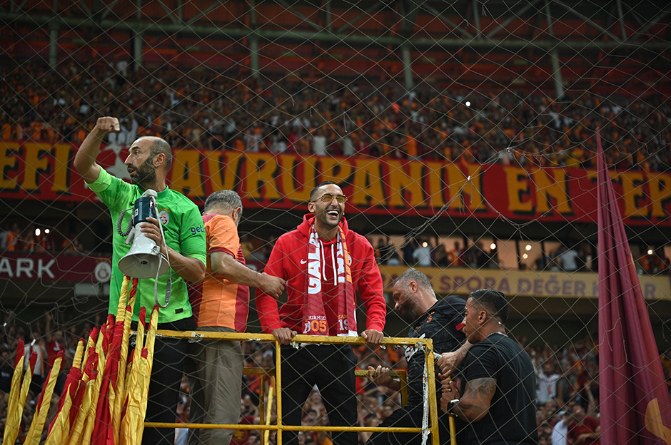 Ziyech'in tribün şovu Avrupa'da ses getirdi; "Orkestra şefi"  - 8. Foto