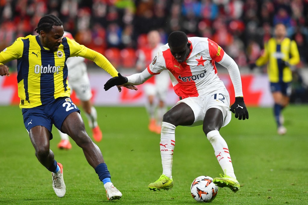 Malick Diouf, orta sahanın solu, sol bek ve stoper olarak görev yapabiliyor. Güncel piyasa değeri 16 milyon euro olan genç oyuncu, bu sezon 31 karşılaşmada süre alırken 6 gol ve 4 asistlik performansıyla dikkat çekti.