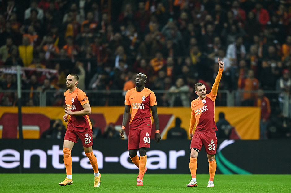 Galatasaray geçen sezon tarihinin en kötü dönemini geçirerek Süper Lig'i 13. sırada bitirdi. Sezonun bitmesiyle kulüpte birçok oyuncu ile yollar ayrıldı. Bazı oyuncular kiralık olarak takımdan gitse de bazı oyuncular bonservisleri ile transfer oldu.