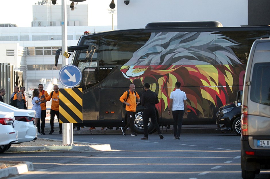 Galatasaray, yoğun güvenlik önlemleri altında Antalya’ya ulaştı