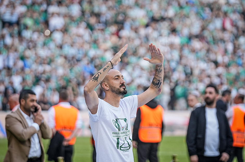 Bursaspor şampiyonluk kupasını 45 bin kişinin önünde aldı  - 1. Foto
