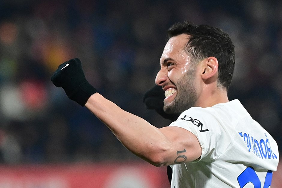 Hakan Çalhanoğlu'nun 2 gol attığı maçı Inter rahat kazandı