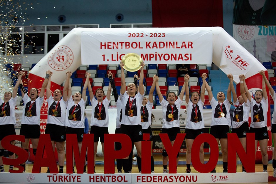 Hentbol Kadınlar 1. Lig'de şampiyon Bursa Büyükşehir Belediyesi