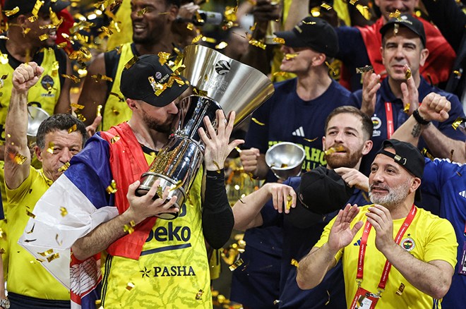 Fenerbahçe Beko'nun tarihi zaferi sonrası gece yarısı Mourinho'dan tek cümlelik paylaşım - 3. Foto