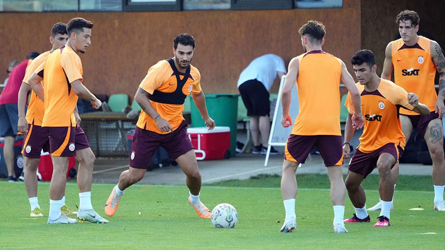 NTV Spor: Galatasaray'da 20 futbolcunun lisansı çıkarıldı