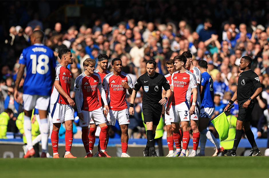 Premier Lig'de ilginç anlar: Hakem maçı erken bitirdi, ortalık karıştı  - 7. Foto