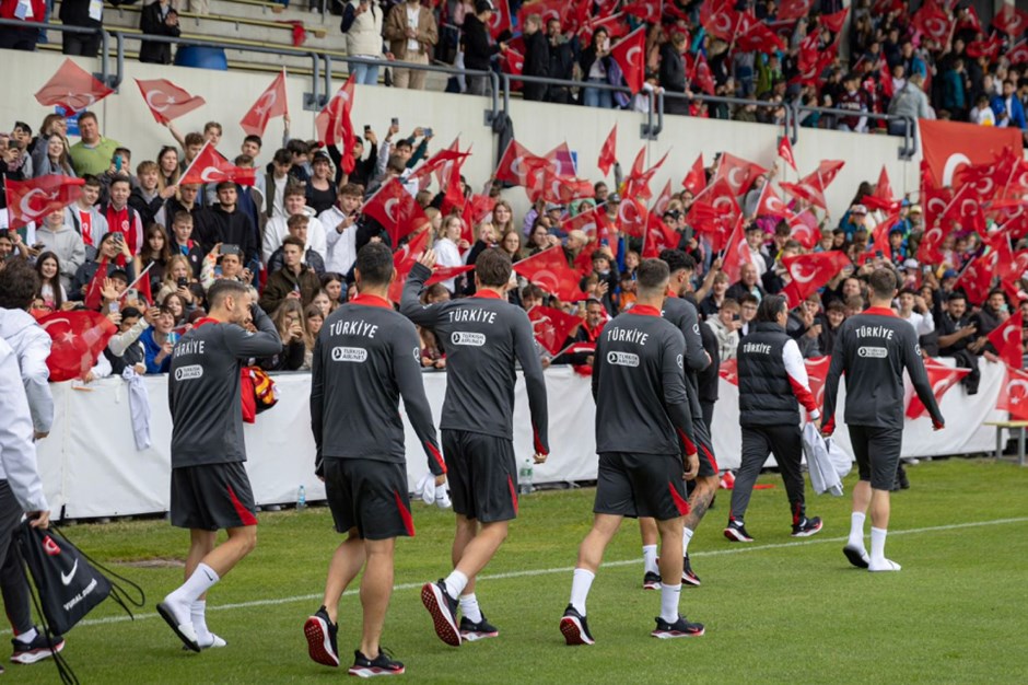 A Milli Futbol Takımı'ndan 8 futbolculu antrenman