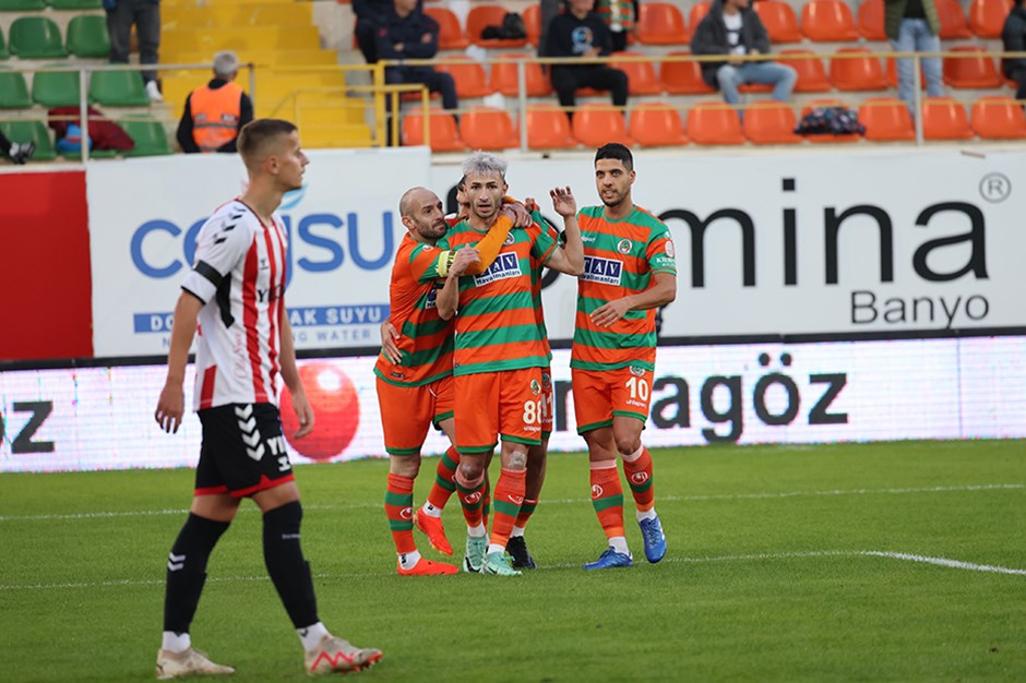 Alanyaspor'un yükselişi sürüyor: Yenilmezlik serisi 4 maça çıktı