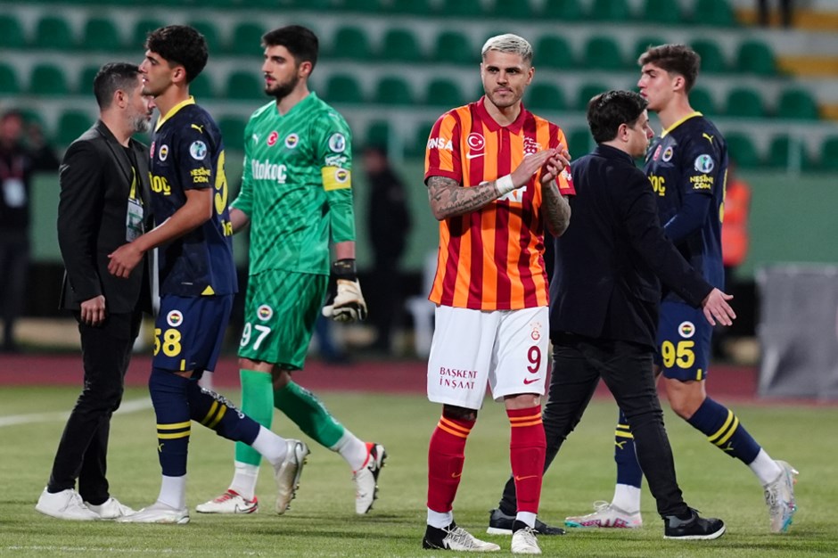 Fenerbahçe sahayı terk ederken Galatasaraylı futbolculardan alkışlı tepki