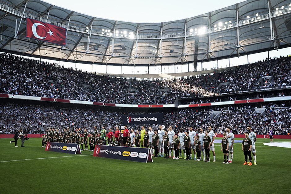 Beşiktaş'ta 2 şok birden: İlk yarıda talihsiz sakatlıklar