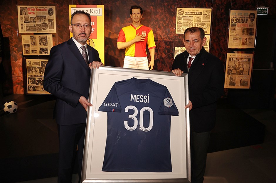 Bakan Kasapoğlu imzalı Messi formasını Galatasaray'a bağışladı