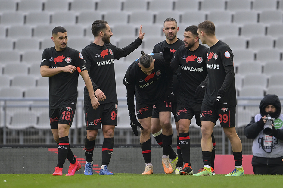 En golcü defans hattı: Süper Lig devi zirvede fark attı  - 10. Foto