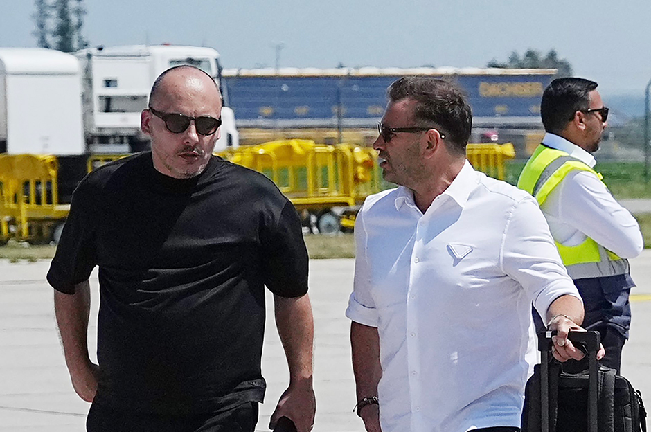 Galatasaray Teknik Direktörü Okan Buruk, 16 yabancı bulunan takımda ayrılacak oyuncuları bu kampta belirleyecek.