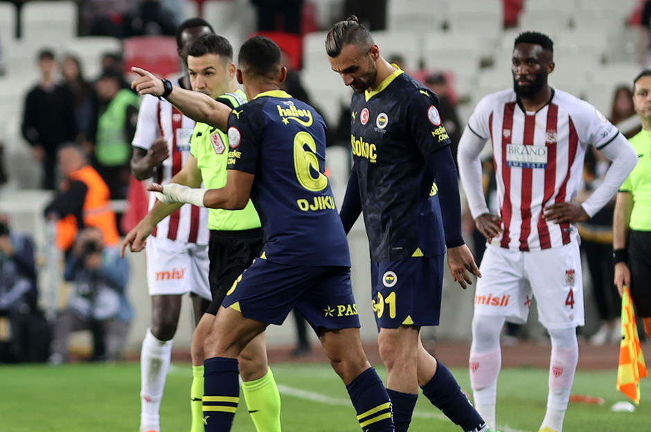 Fenerbahçe soyunma odasında isyan: 3 futbolcu esti gürledi  - 2. Foto