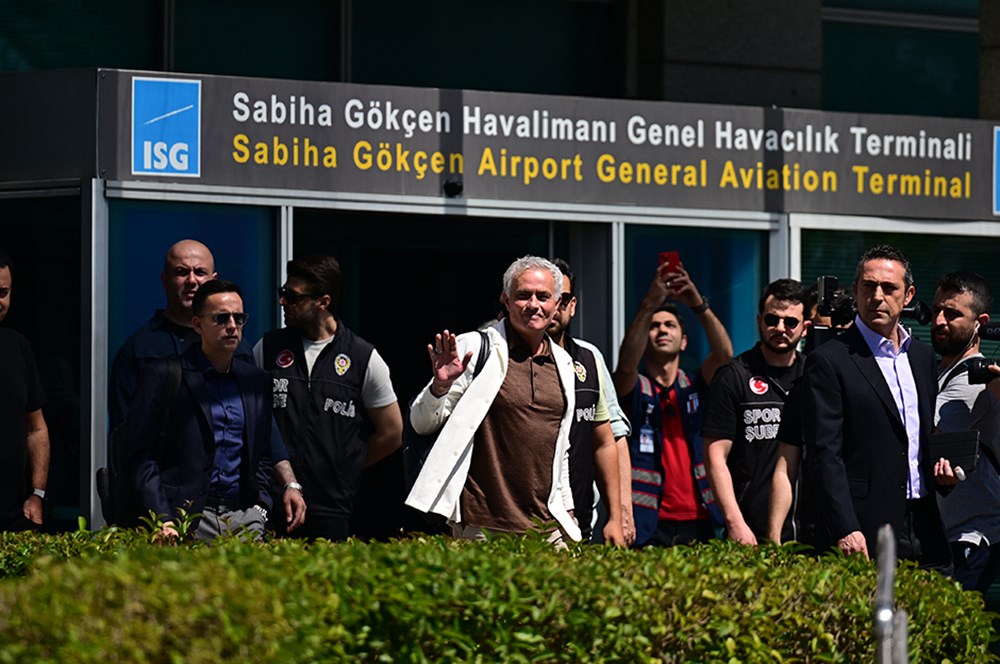 Mourinho'dan taraftarla ilk buluşma: Apron dışına çıktı, taraftarı selamladı  - 7. Foto