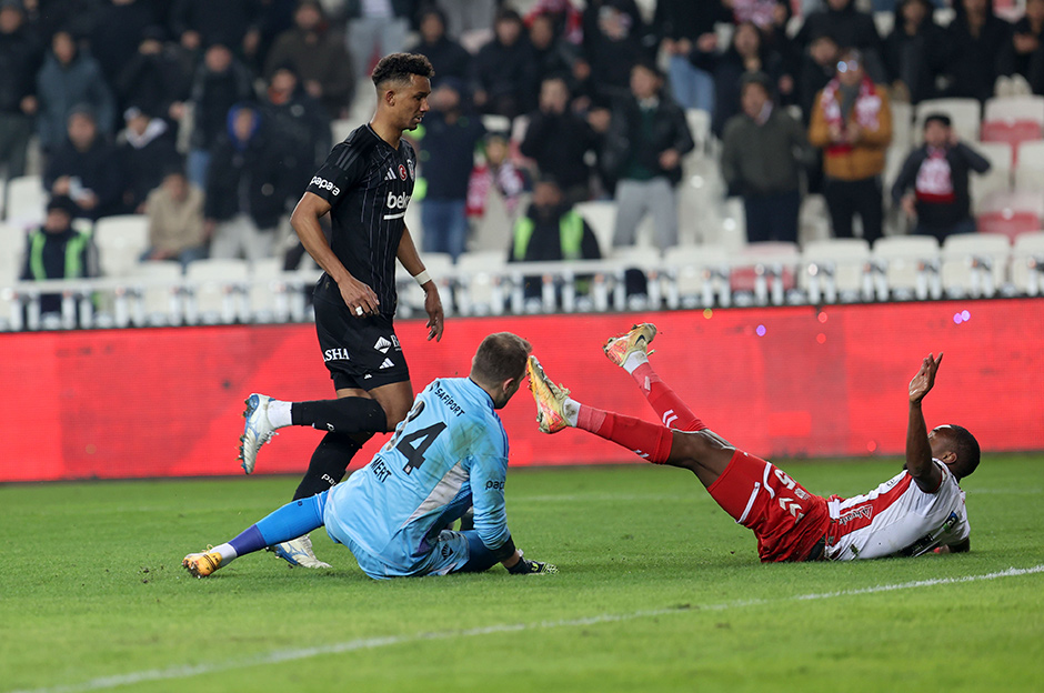 Serdal Adalı yönetimi kararını verdi: Beşiktaş'ta Mert Günok ve Ersin Destanoğlu gelişmesi  - 4. Foto