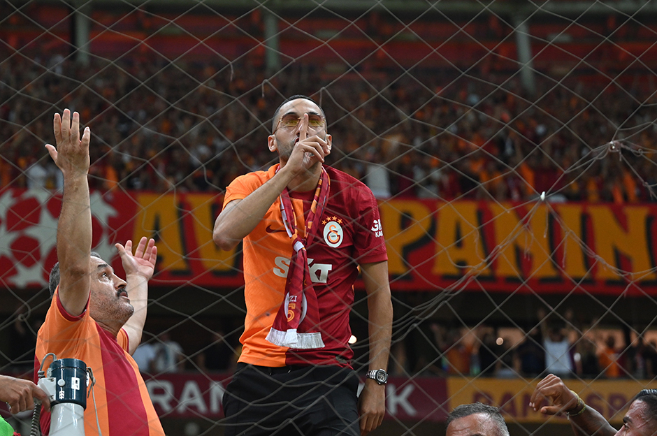 Ziyech'in tribün şovu Avrupa'da ses getirdi; "Orkestra şefi"  - 1. Foto