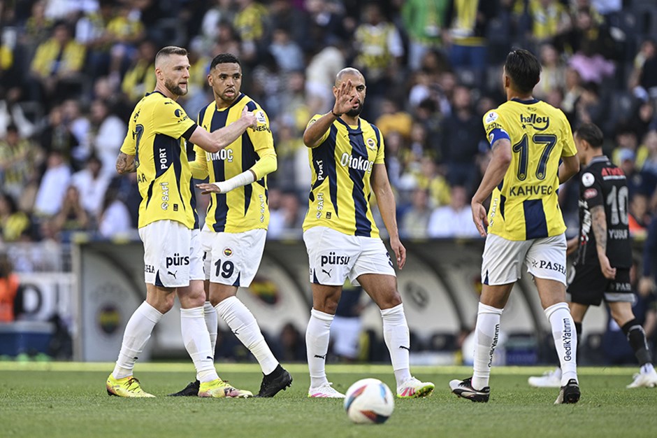 Kadıköy'de İrfan Can'a destek, En Nesyri'ye tepki