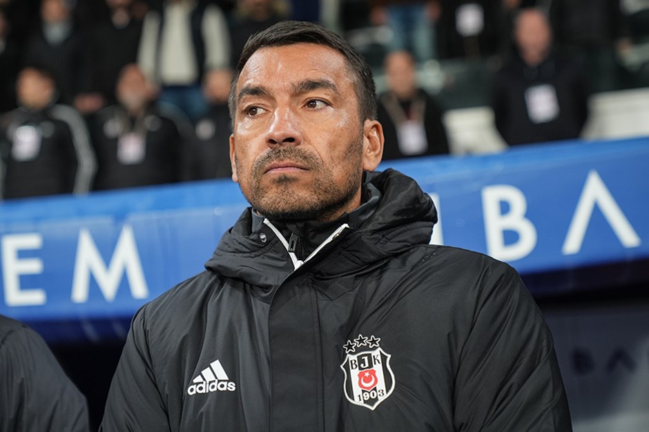 Giovanni van Bronckhorst'tan Başakşehir maçı yorumu ve transfer sözleri: "İhtiyaç olan bölgelere takviye hedefliyoruz"