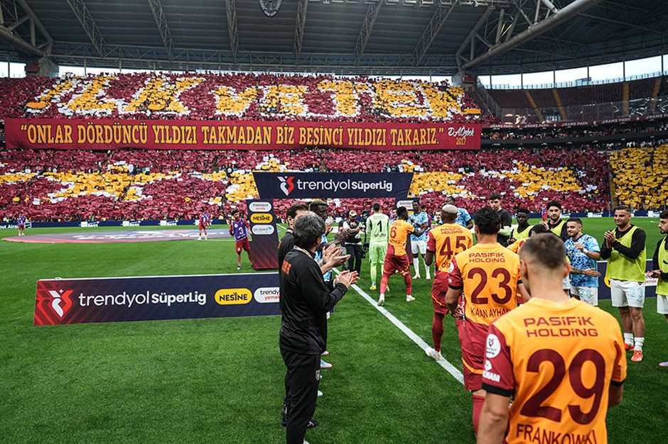 Başakşehir, şampiyon Galatasaray'ı alkışladı
