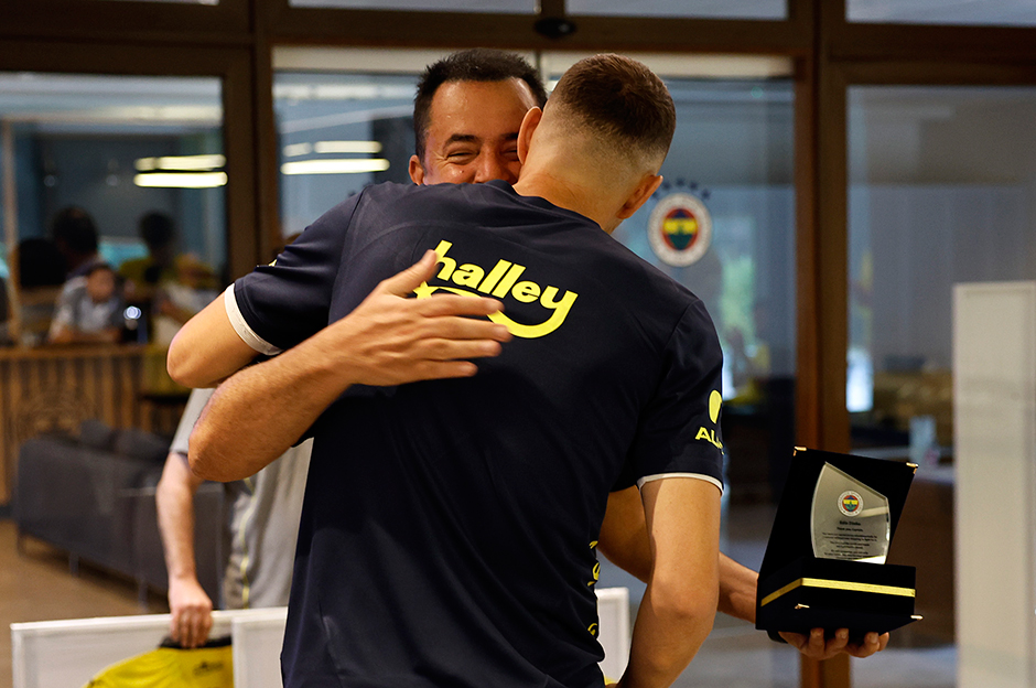Fenerbahçe'den Dzeko ve Tadic'e teşekkür plaketi  - 1. Foto