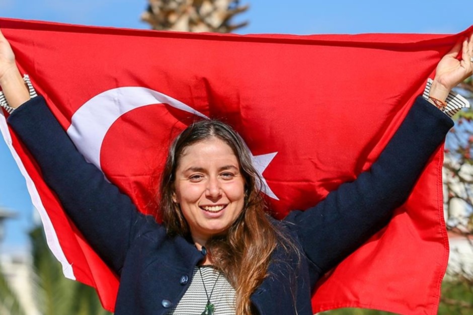 Bengisu Avcı'dan Kış Yüzme Dünya Şampiyonası'nda zafer