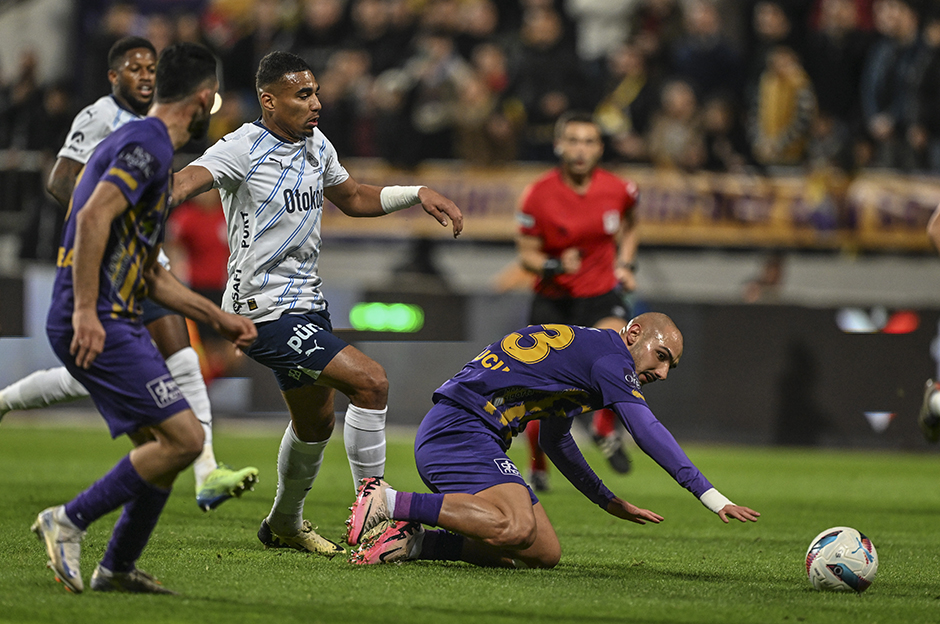 Trio ekibi tartışmalı pozisyonları yorumladı: Penaltılar, kırmızı kartlar...  - 2. Foto