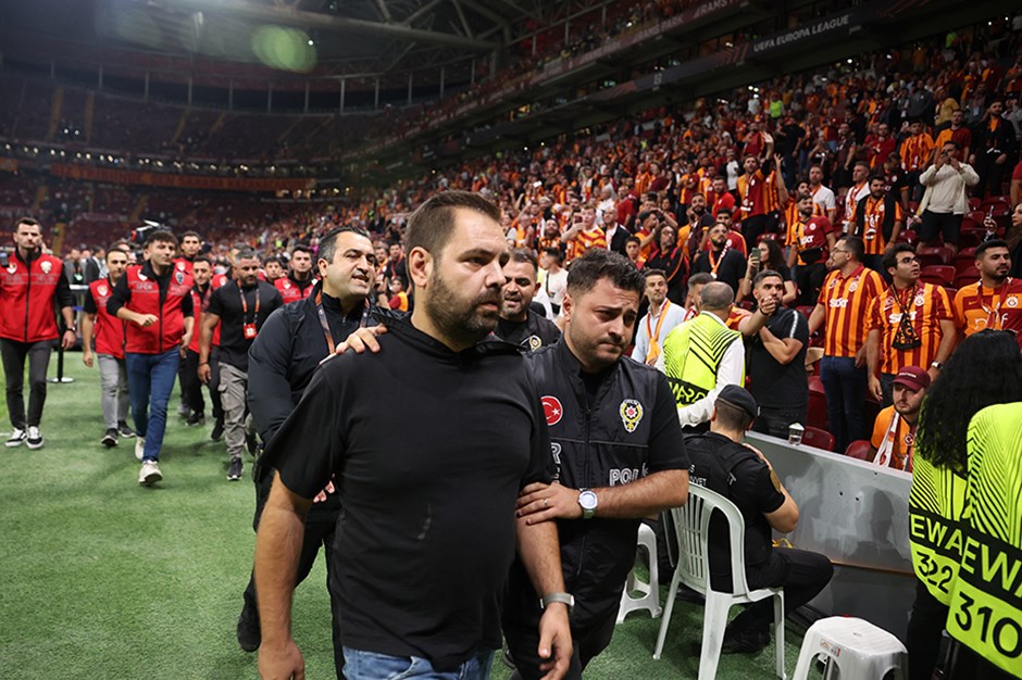 PAOK’lu taraftar polis eşliğinde stadyumdan çıkarıldı