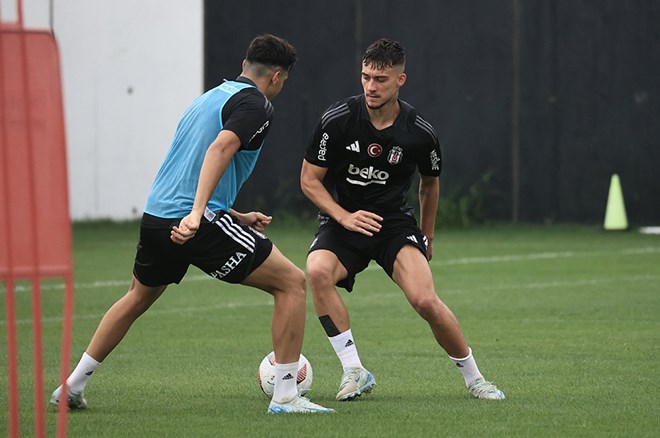 Van Bronckhorst'un sol kanat kararsızlığı: İki isim arasında kaldı  - 5. Foto