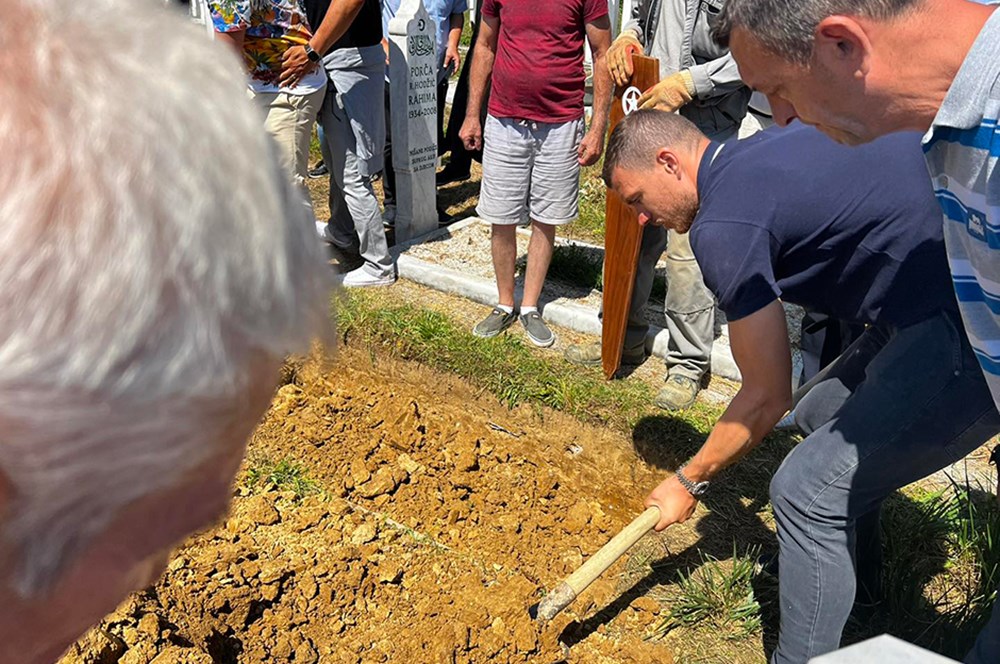 Dzeko'nun acı günü! Elleriyle toprağa verdi  - 5. Foto