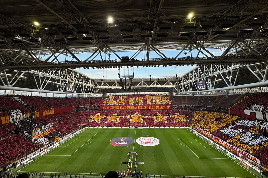 Galatasaray'dan dev koreografi: Mourinho ve Fenerbahçe'ye gönderme