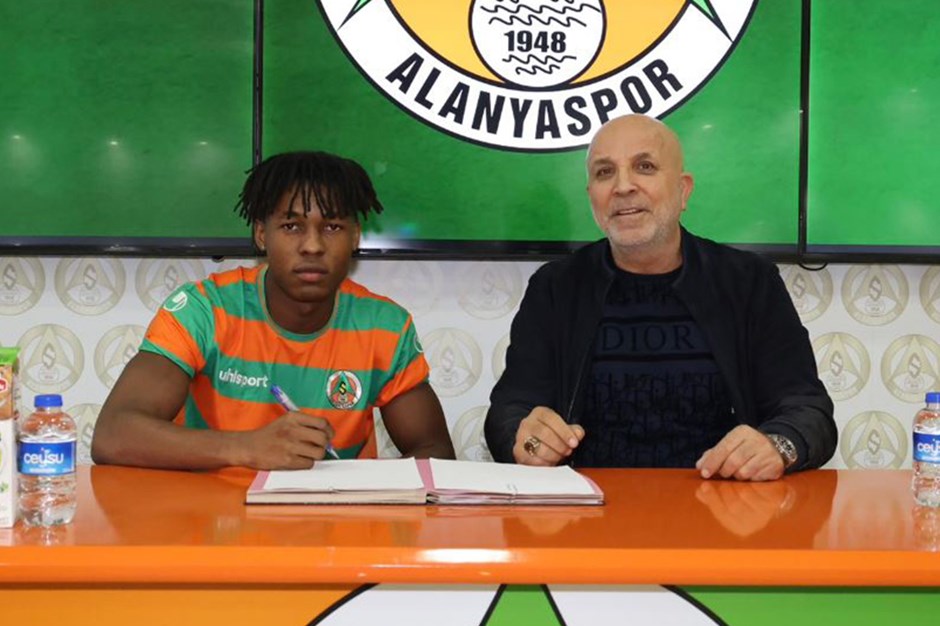 Alanyaspor, 19'luk Nijeryalı ile sözleşme imzaladı