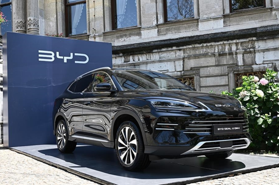 Bu doğrultuda çalışmalarını sürdüren sarı-lacivertlilerin kapısını Çin merkezli otomotiv devi BYD'nin çaldığı belirtildi.