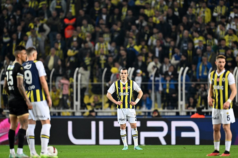 Fenerbahçe sürpriz puan kaybıyla liderliği bıraktı