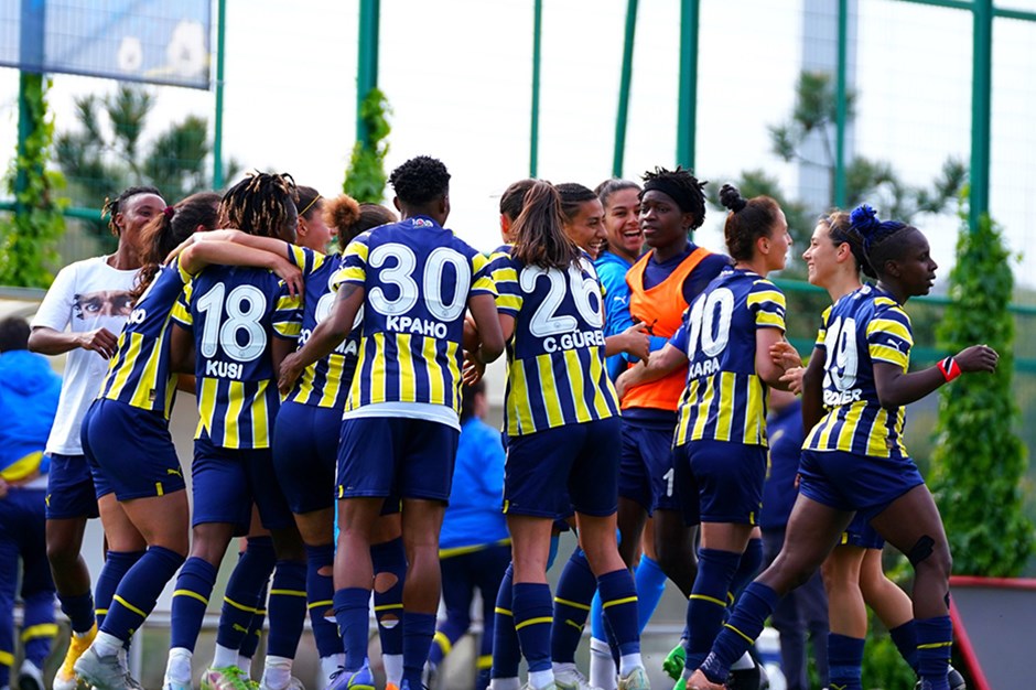 Turkcell Kadınlar Futbol Süper Ligi | Fenerbahçe çeyrek final ilk maçında Fatih Karagümrük'ü yendi