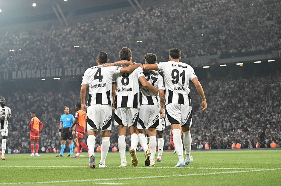 Beşiktaş'ın tarihi zaferi Avrupa'da manşetlerde: "Van Bronckhorst, Galatasaray'ı katletti"  - 7. Foto