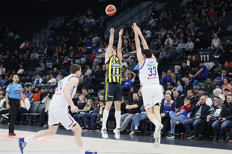 Fenerbahçe Beko, Anadolu Efes'i mağlup ederek liderliğini sürdürdü