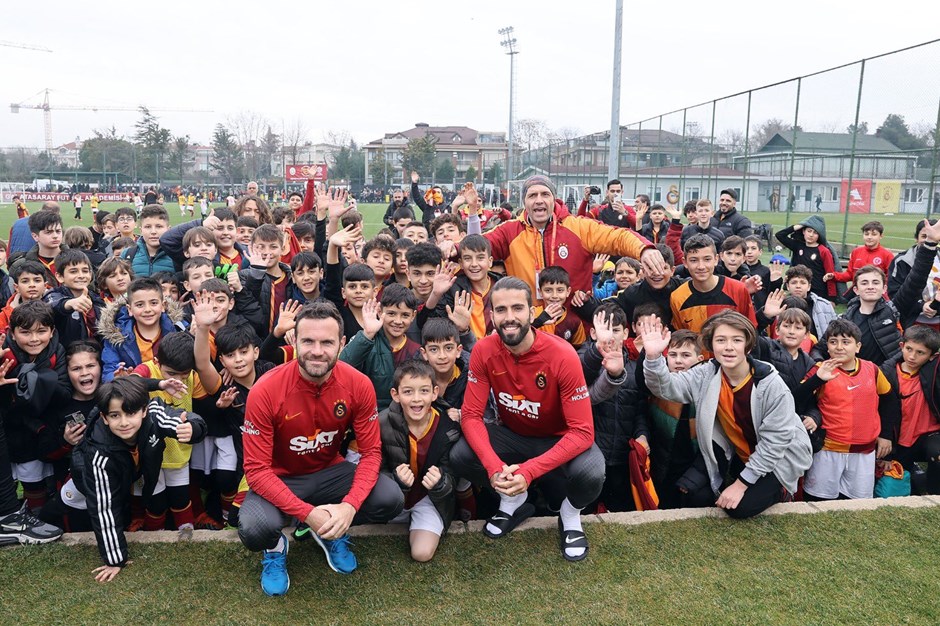 Galatasaraylı futbolculardan depremzedeler yararına turnuvaya destek