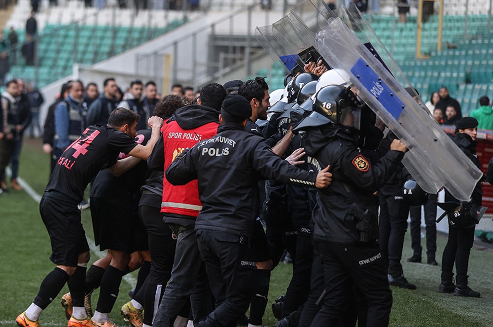 Bursaspor - Diyarbekirspor maçında arbede: 6 kırmızı kart çıktı - 2. Foto