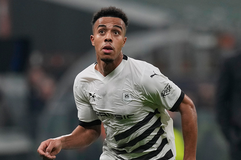 Kariyerine Rennes altyapısında başlayan 21 yaşındaki sağ bek, geçen sezon 34 maçta forma giydi ve 4 asistlik performans sergiledi.