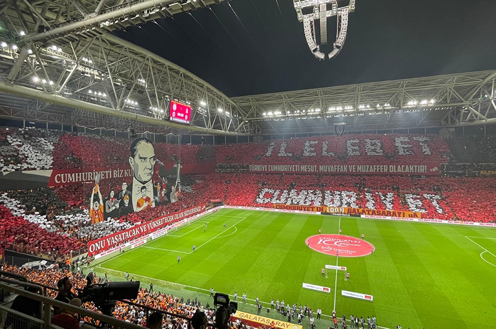 Galatasaray-Beşiktaş derbisinde Türkiye Cumhuriyeti’nin 100. yılına özel koreografi  - 2. Foto