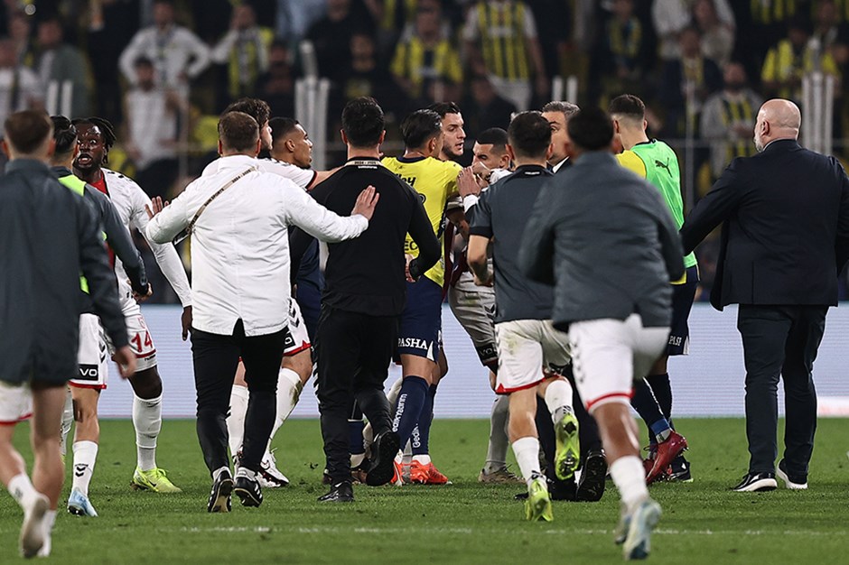 Kadıköy'de maç sonu saha içi karıştı